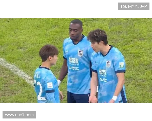 毛伟杰遭越南后卫飞踹 主裁漏判红牌安东尼奥不满